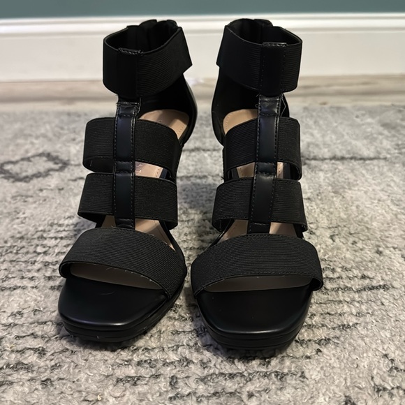 Shoes - Kelly & Katie black strappy sandal size 6